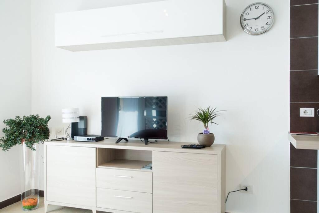 Apartment Victoria, Cozy Studio Flat Near Leonardo Academy Sesto Calende Luaran gambar